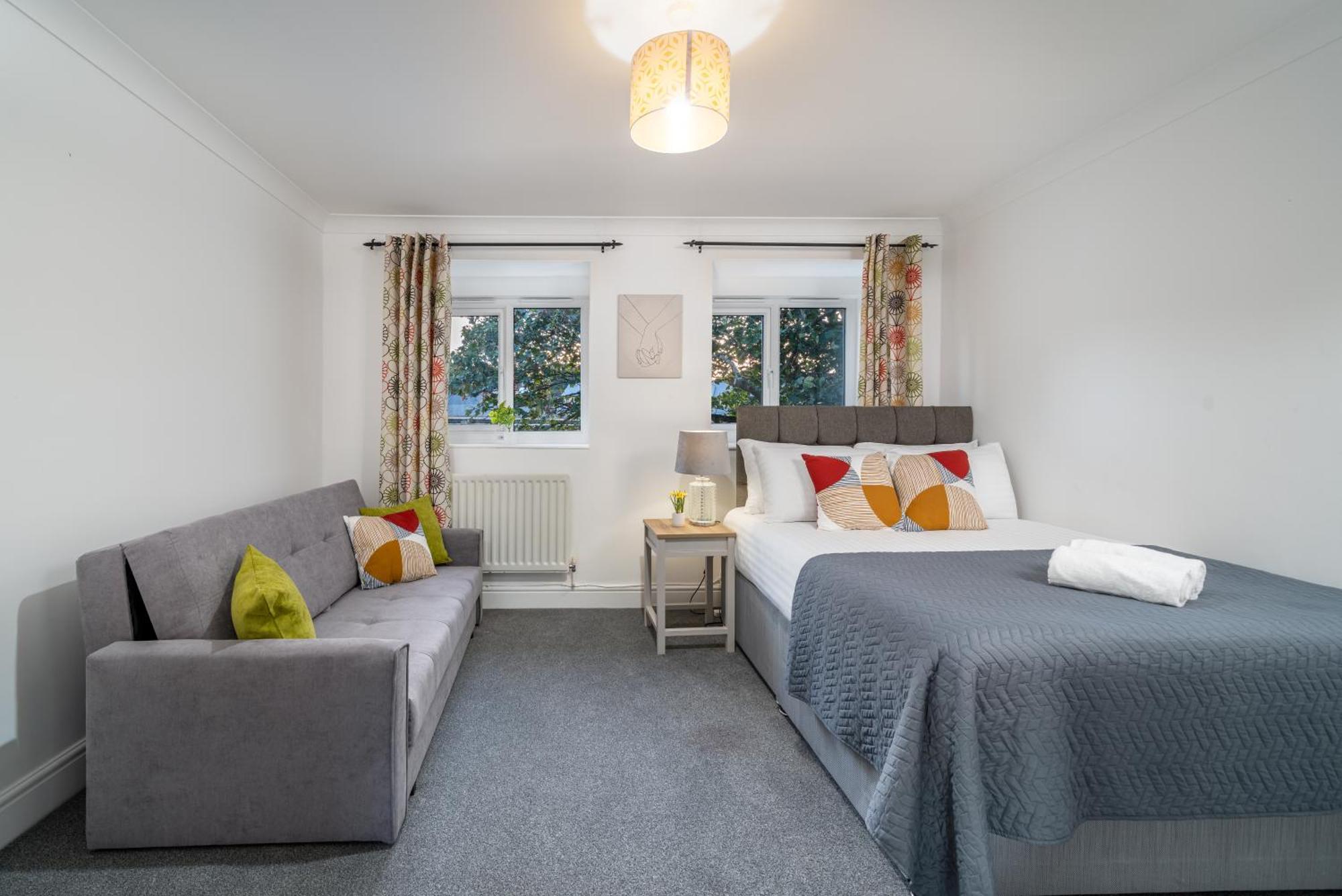Cozy 3 Bed House With Garden & Parking In Rochester, Kent Mins To Train Station, Wifi Рочестер Экстерьер фото