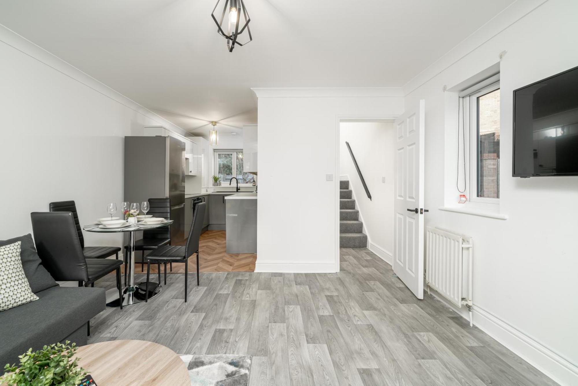 Cozy 3 Bed House With Garden & Parking In Rochester, Kent Mins To Train Station, Wifi Рочестер Экстерьер фото