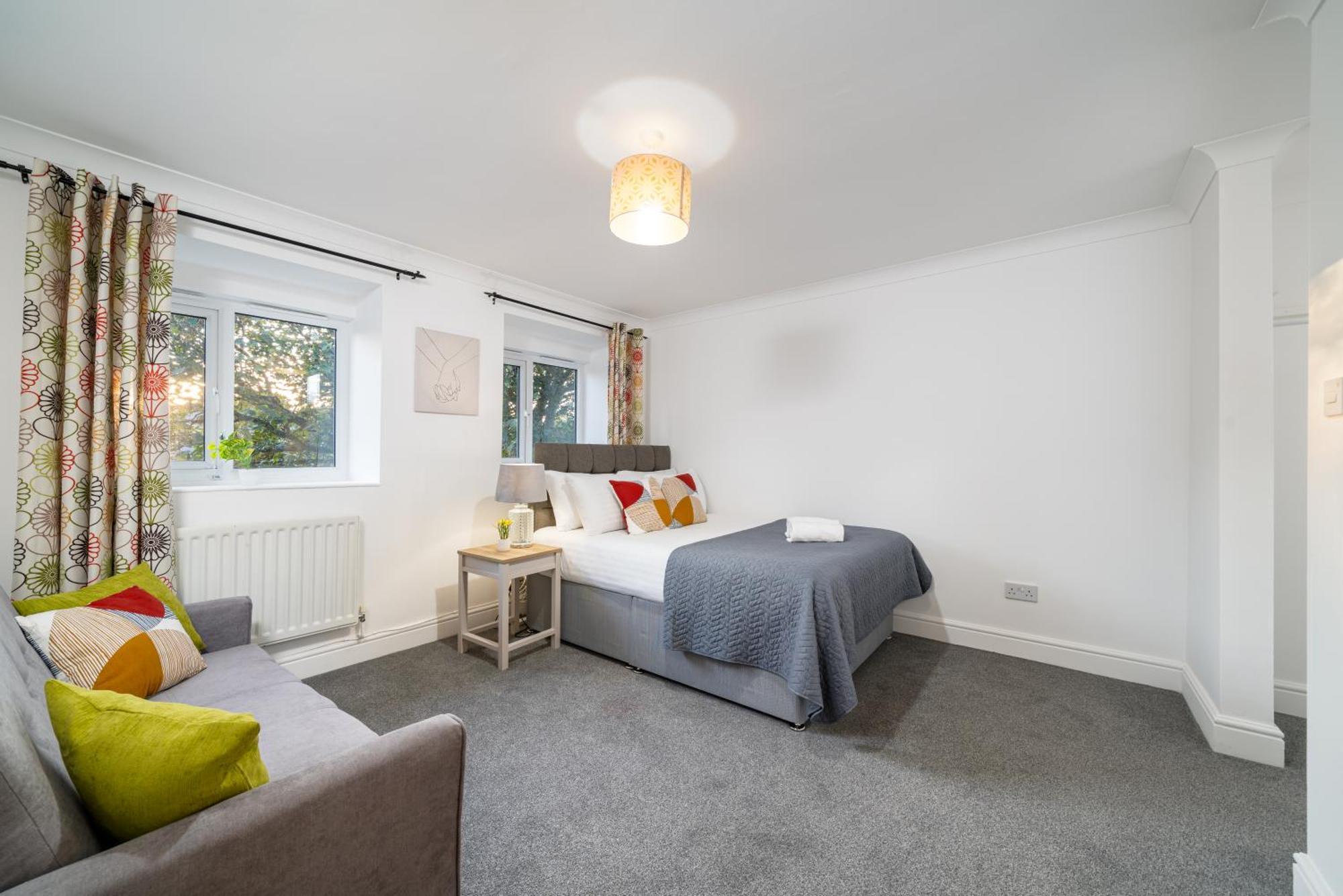 Cozy 3 Bed House With Garden & Parking In Rochester, Kent Mins To Train Station, Wifi Рочестер Экстерьер фото