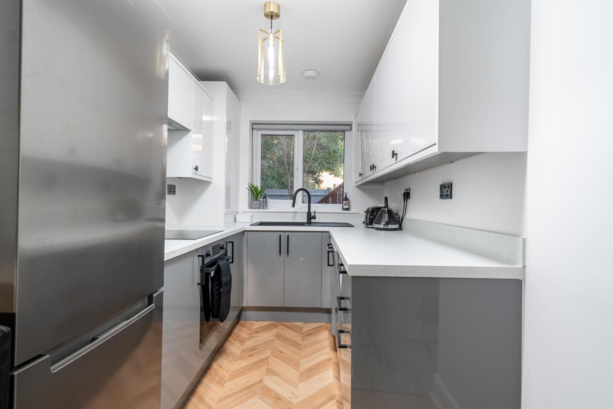 Cozy 3 Bed House With Garden & Parking In Rochester, Kent Mins To Train Station, Wifi Рочестер Экстерьер фото