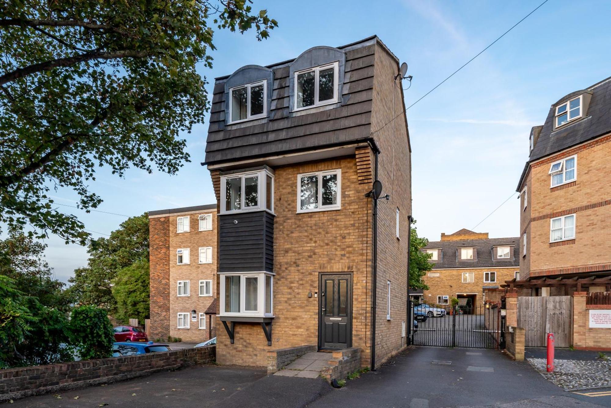 Cozy 3 Bed House With Garden & Parking In Rochester, Kent Mins To Train Station, Wifi Рочестер Экстерьер фото